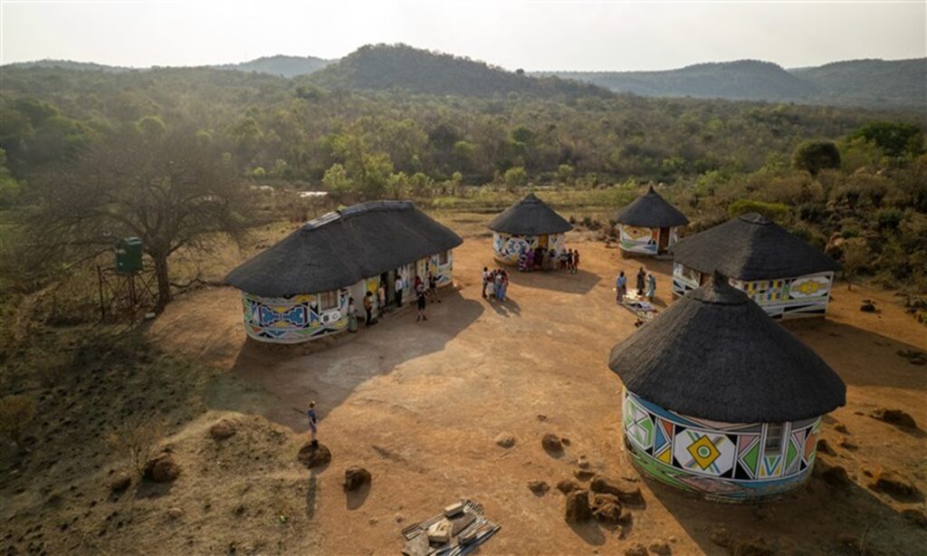 Voyage sur mesure insolite en Afrique du Sud : une aventure inoubliable - Village Ndébélé